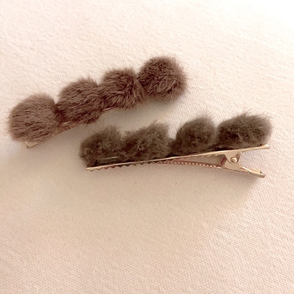 Urban Outfitters Accessories - April Faux Fur Alligator Clip Set